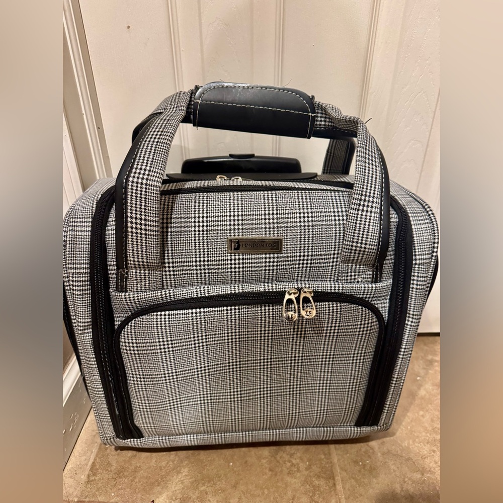 London Fog Yorkshire 15-inch underseater carry-on luggage with wheels